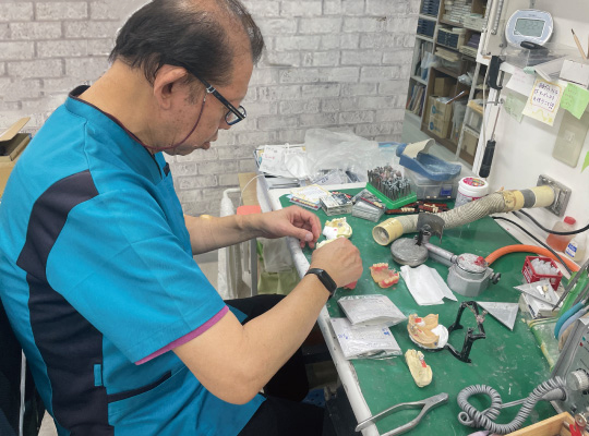 40年以上の信頼と実績 歯科技工士が補綴物を製作する様子